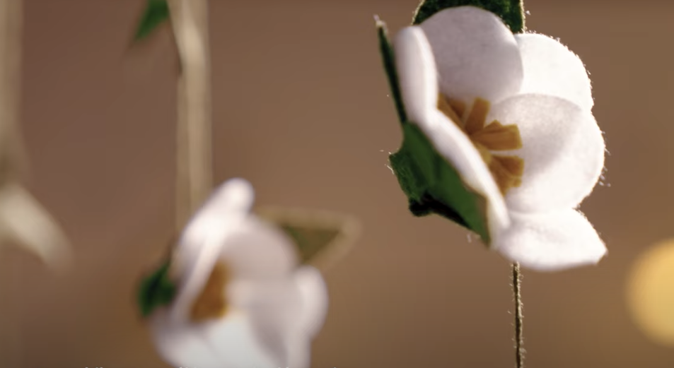 Mobile Fleuri en feutrine pour la chambre de bébé