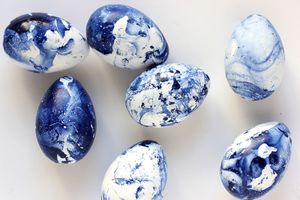 Oeufs de Pâques décoratifs marbrés