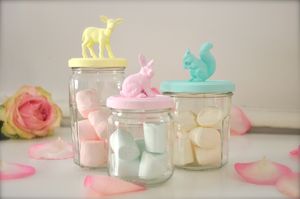 Bocaux pastels et figurines