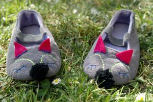 Petits chaussons chats brodés