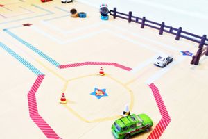 Course de petites voitures et circuit en masking tape